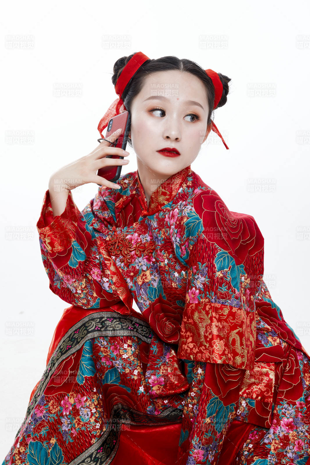 身穿中国传统服饰的青年女性图片