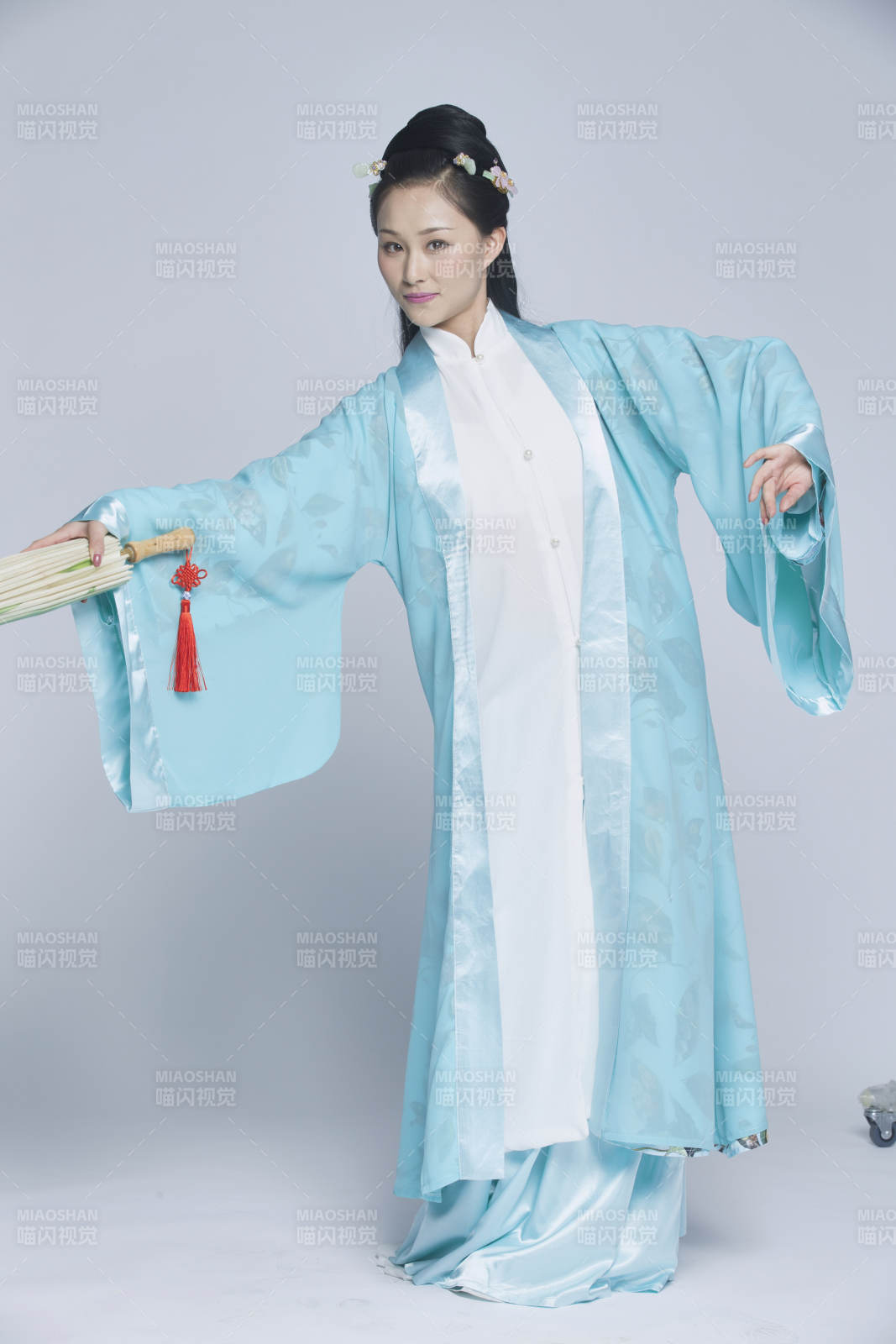 身穿古装的汉服女性人像汉服影棚拍摄图片