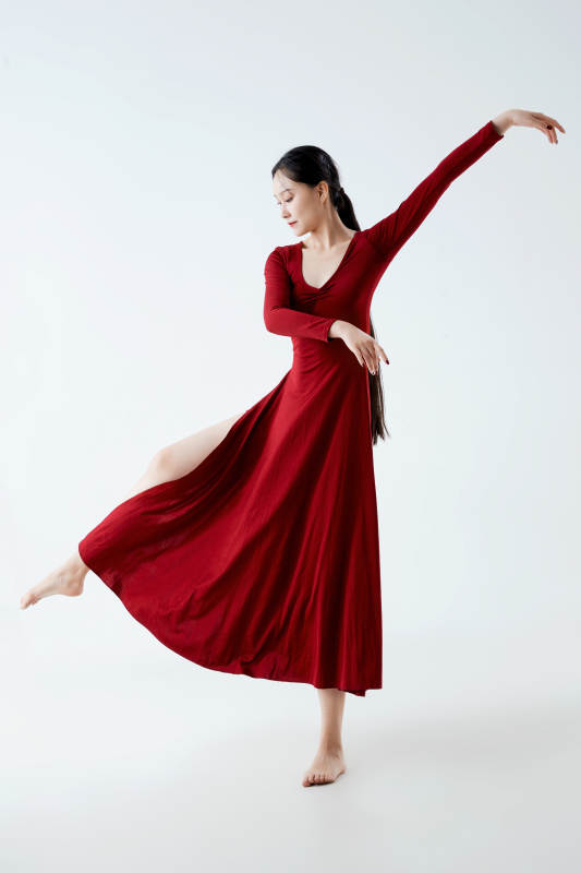 穿着红色长裙翩翩起舞的少女图片