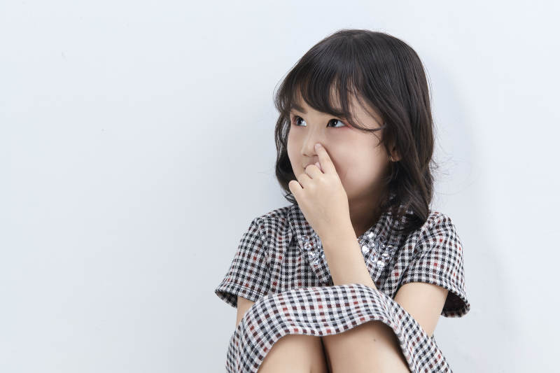 白色色背景的可爱的亚洲小女孩儿童图片