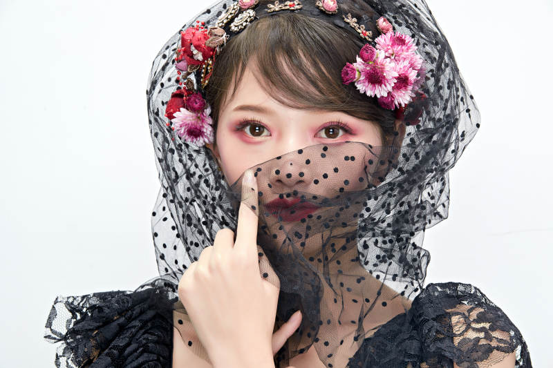 白色背景下的新娘彩妆美女人像图片