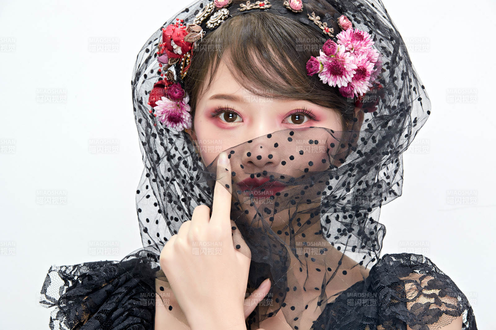 白色背景下的新娘彩妆美女人像图片