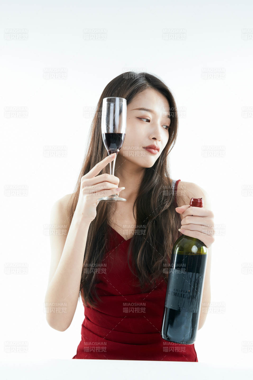 独自品尝红酒的亚洲女性图片