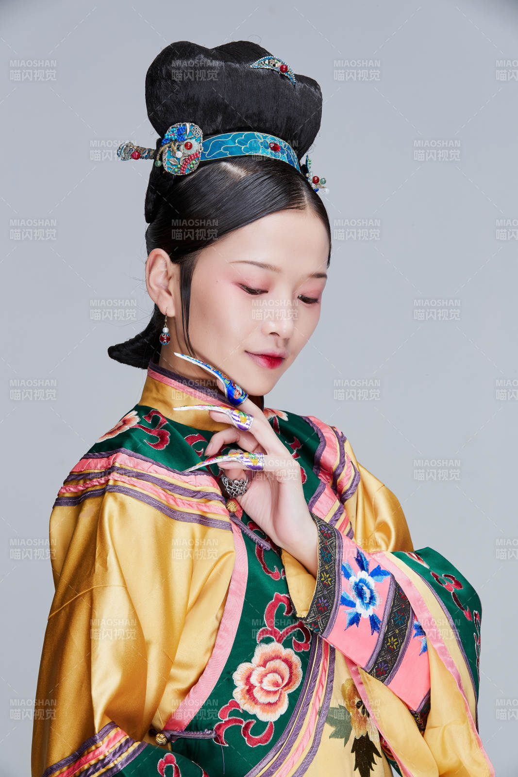 白色背景下的清代女性古装造型清朝古装图片