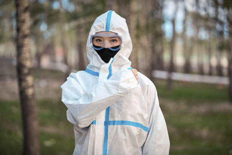 穿白色防护服佩戴护目镜口罩的女性防护人员图片