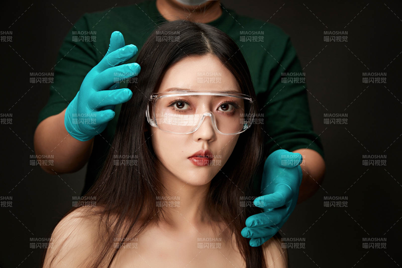 黑色背景里的亚洲美女面部特写医美整容图片