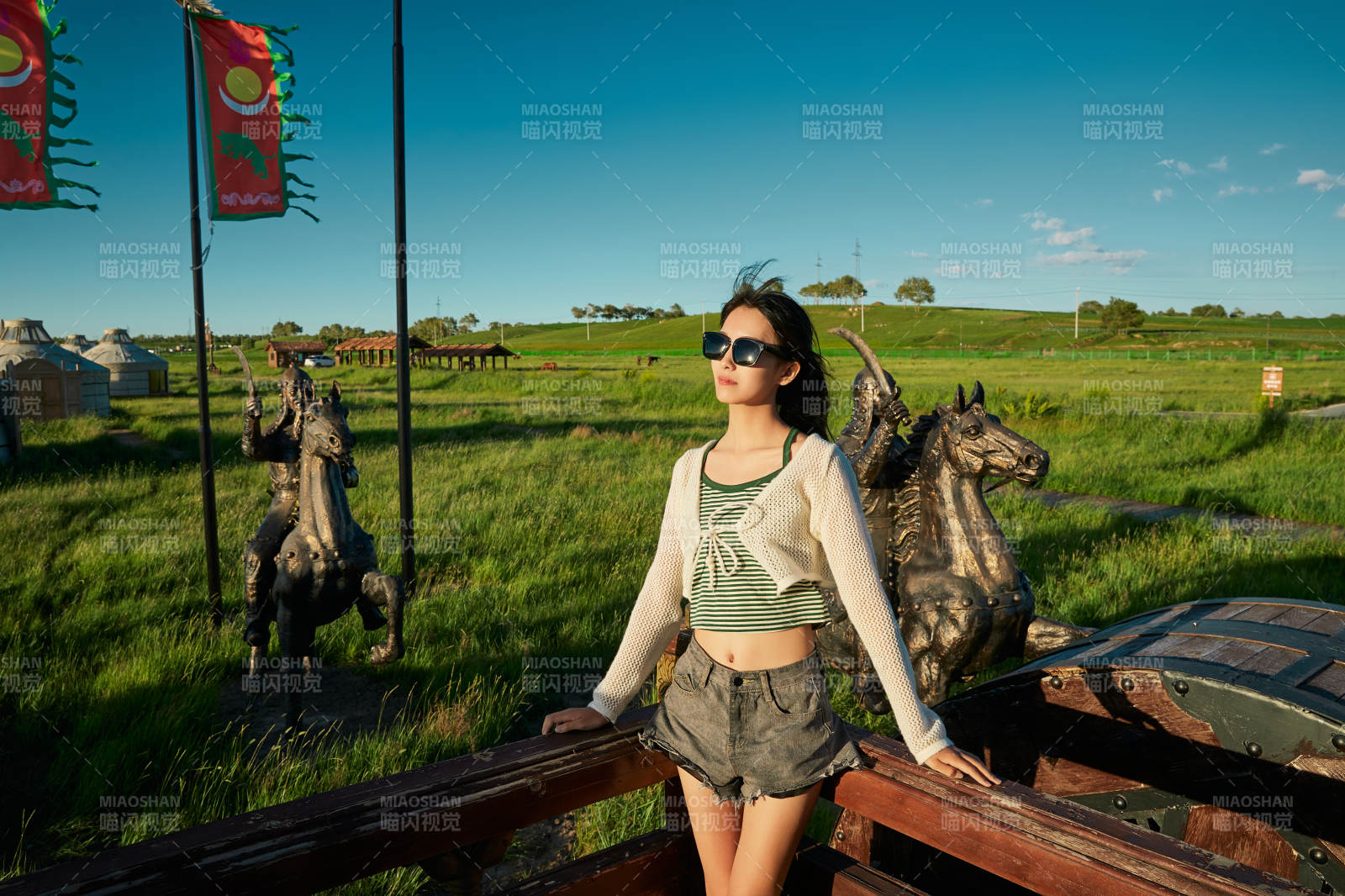 草原湿地公园游玩拍照的亚洲少女图片