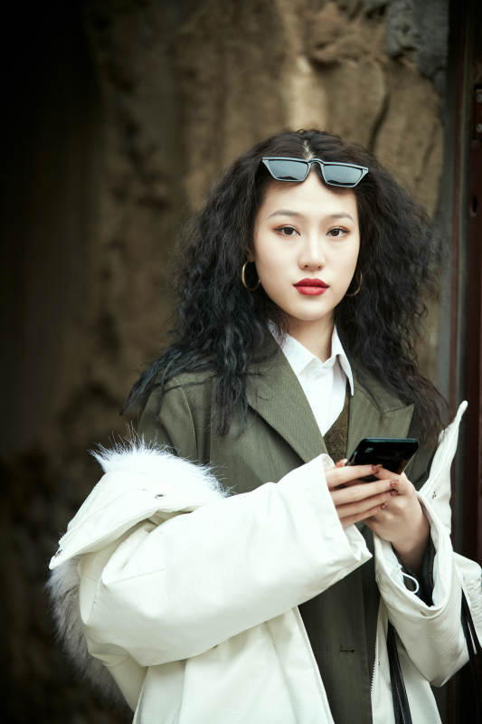 老旧城区里穿着复古港风的美丽清纯少女图片