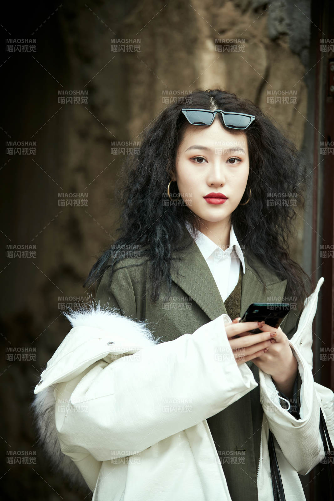 老旧城区里穿着复古港风的美丽清纯少女图片