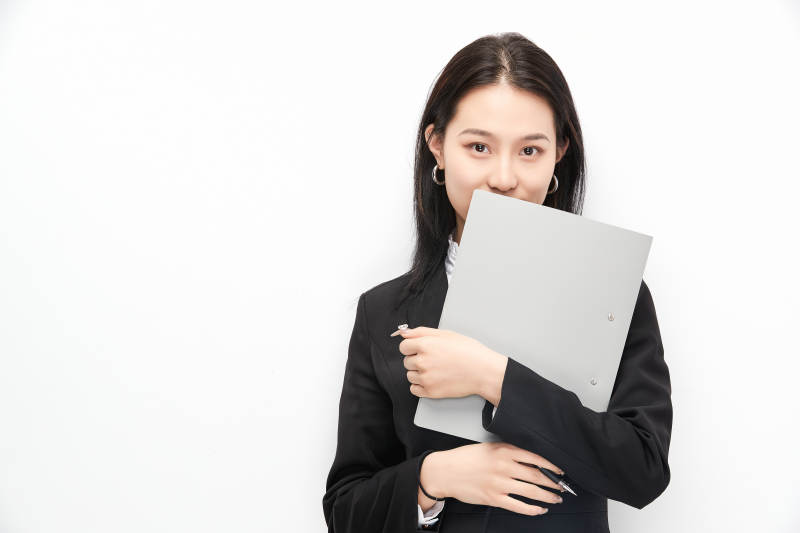 身穿西服拿着文件夹的美丽商务女士图片