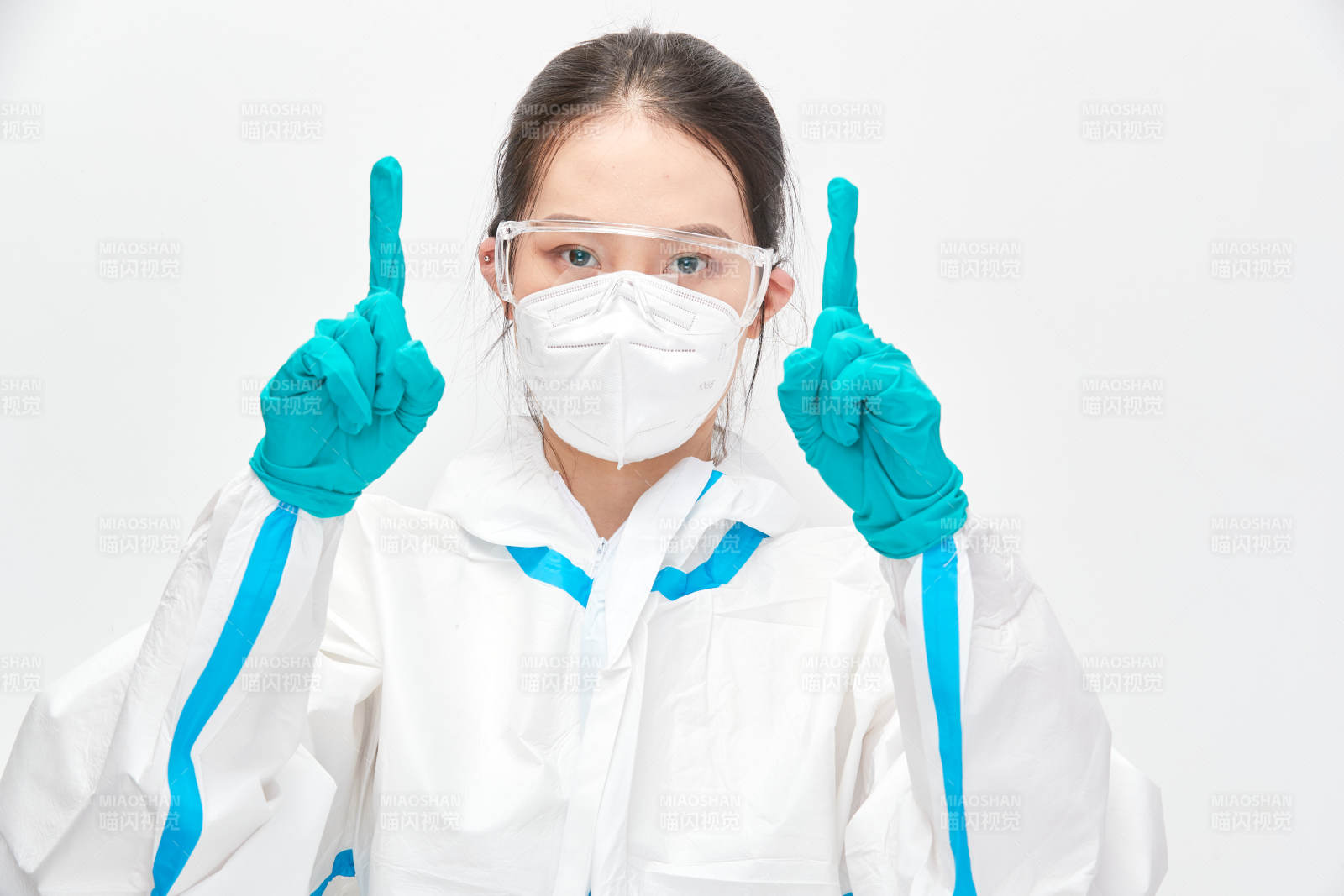 穿白色防护服佩戴护目镜口罩的女性医疗人员图片