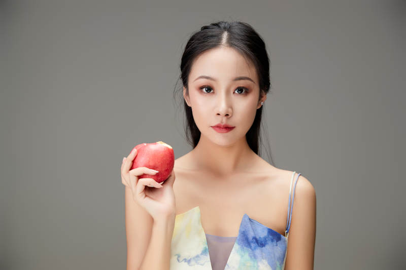 吃水果的亚洲东方长发少女图片