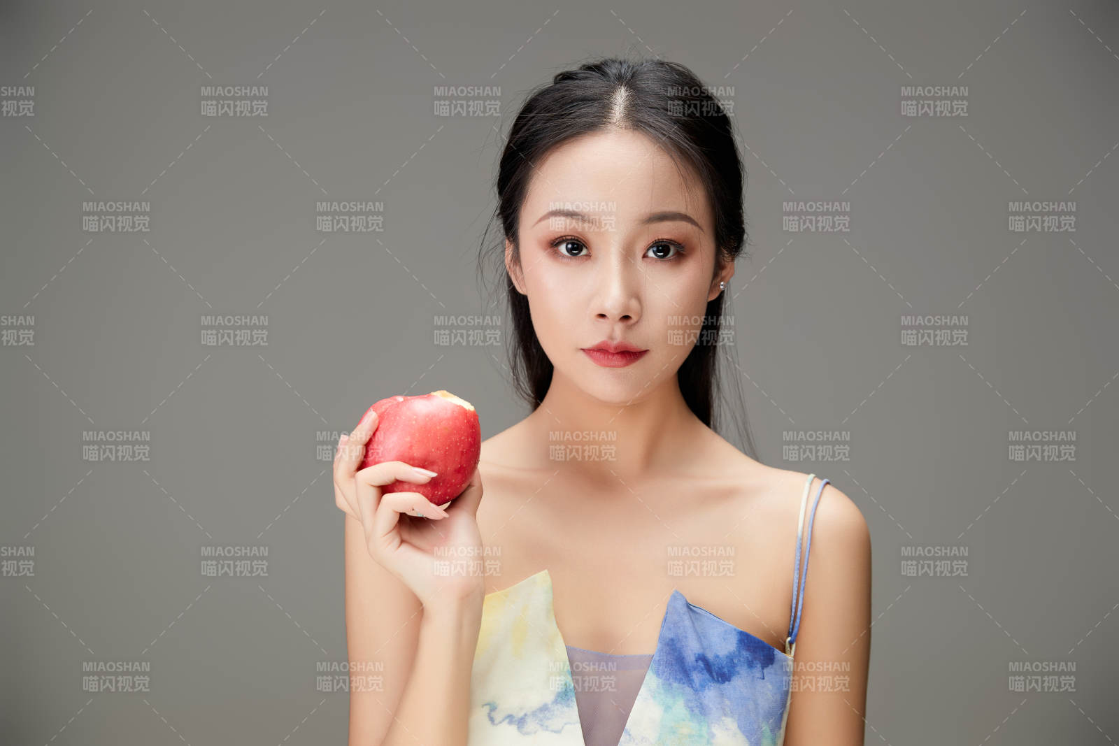 吃水果的亚洲东方长发少女图片