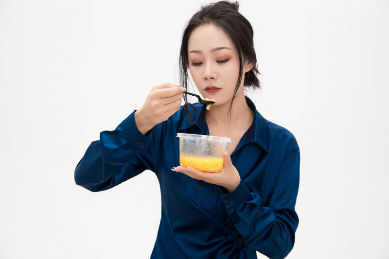 大吃特吃的亚洲可爱少女人像图片