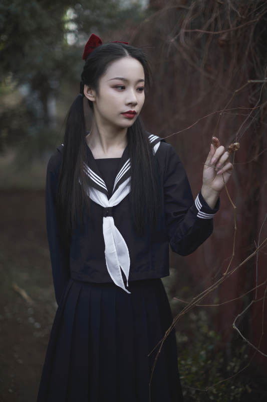日系户外公园穿jk校服的少女图片