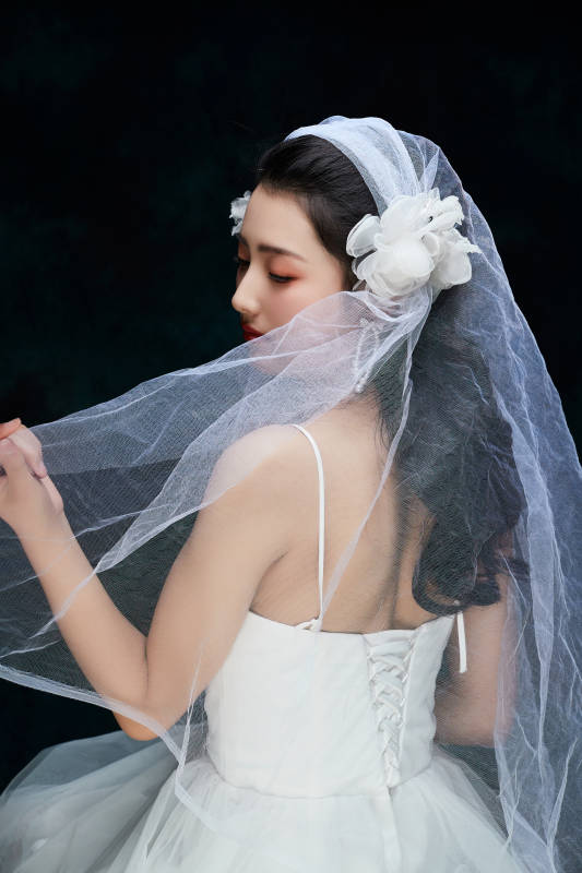 黑色背景下的女性复古婚纱妆面图片