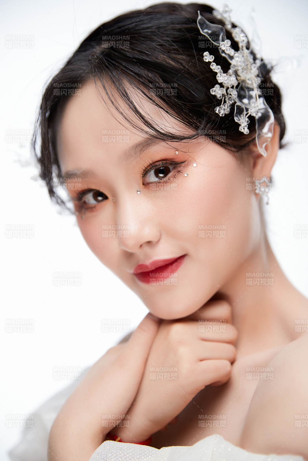 女性婚纱妆面图片
