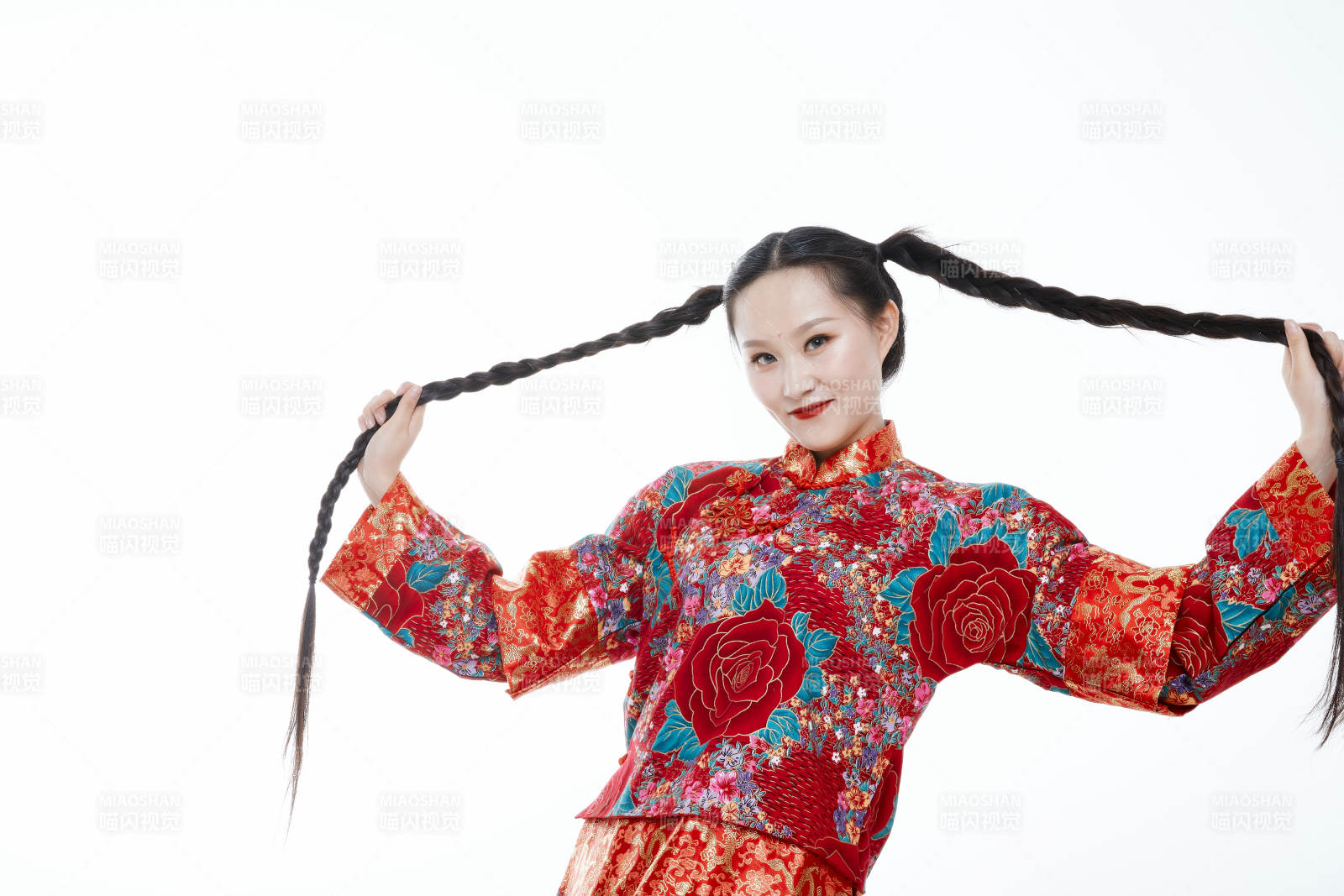 身穿中国传统服饰的青年女性图片