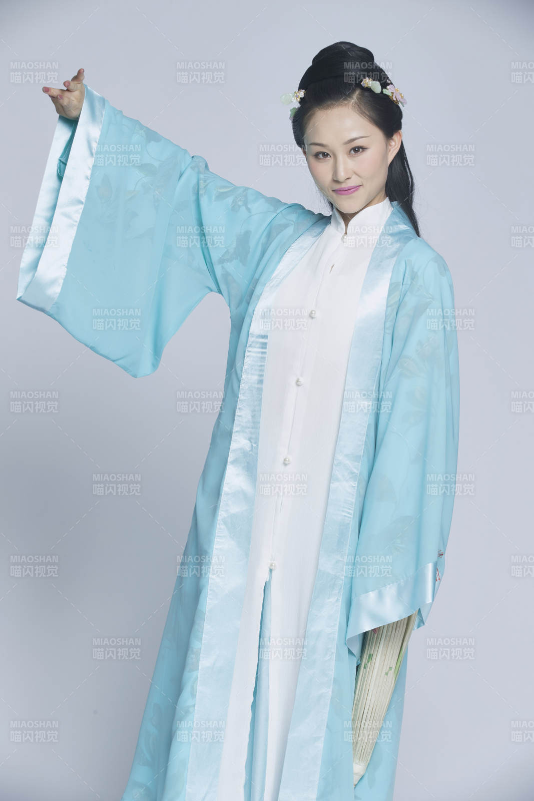 身穿古装的汉服女性人像汉服影棚拍摄图片