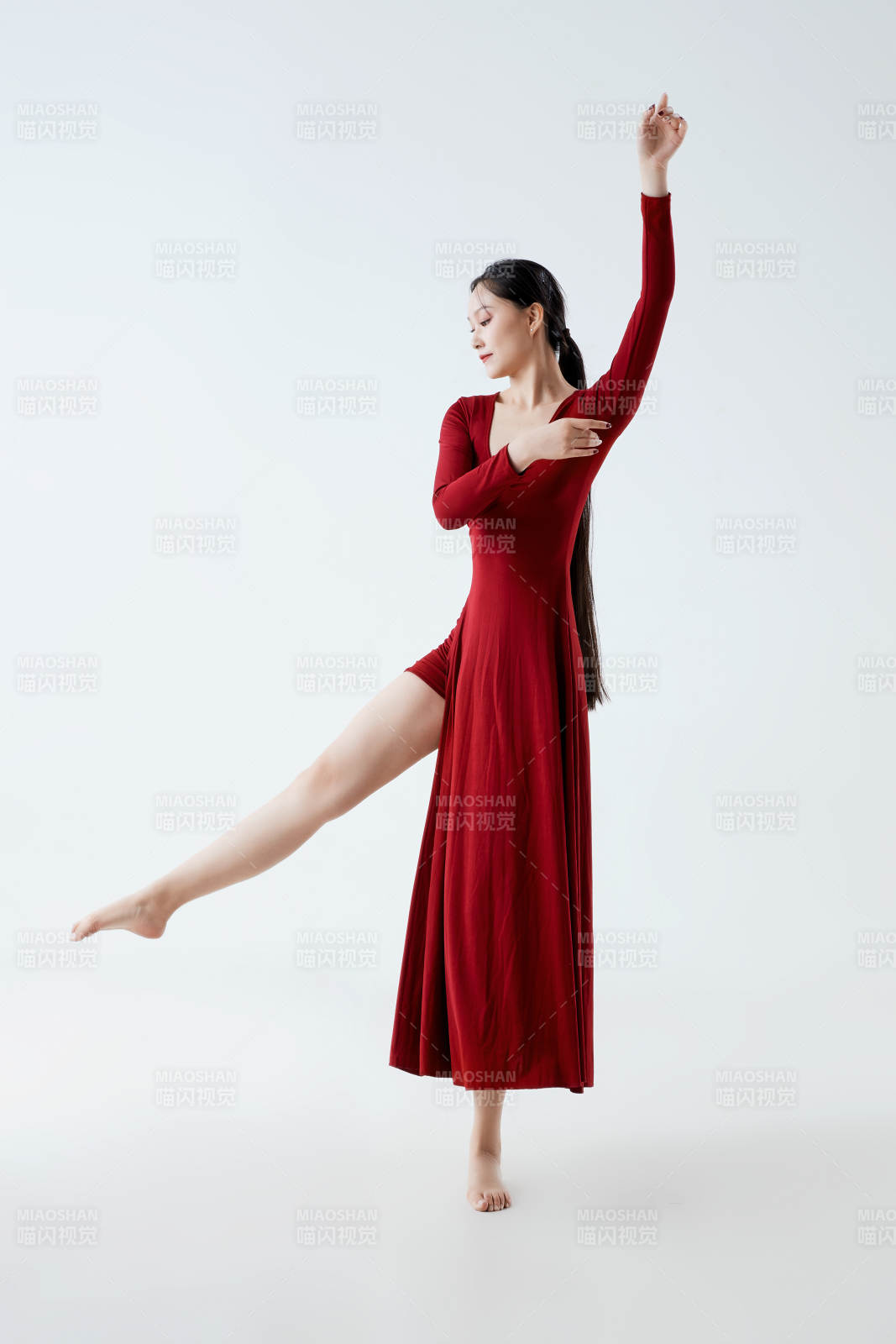 穿着红色长裙翩翩起舞的少女图片