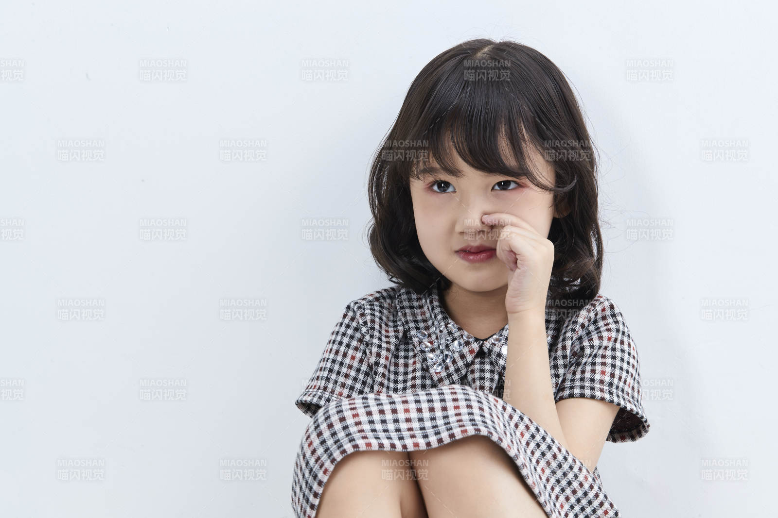 白色色背景的可爱的亚洲小女孩儿童图片