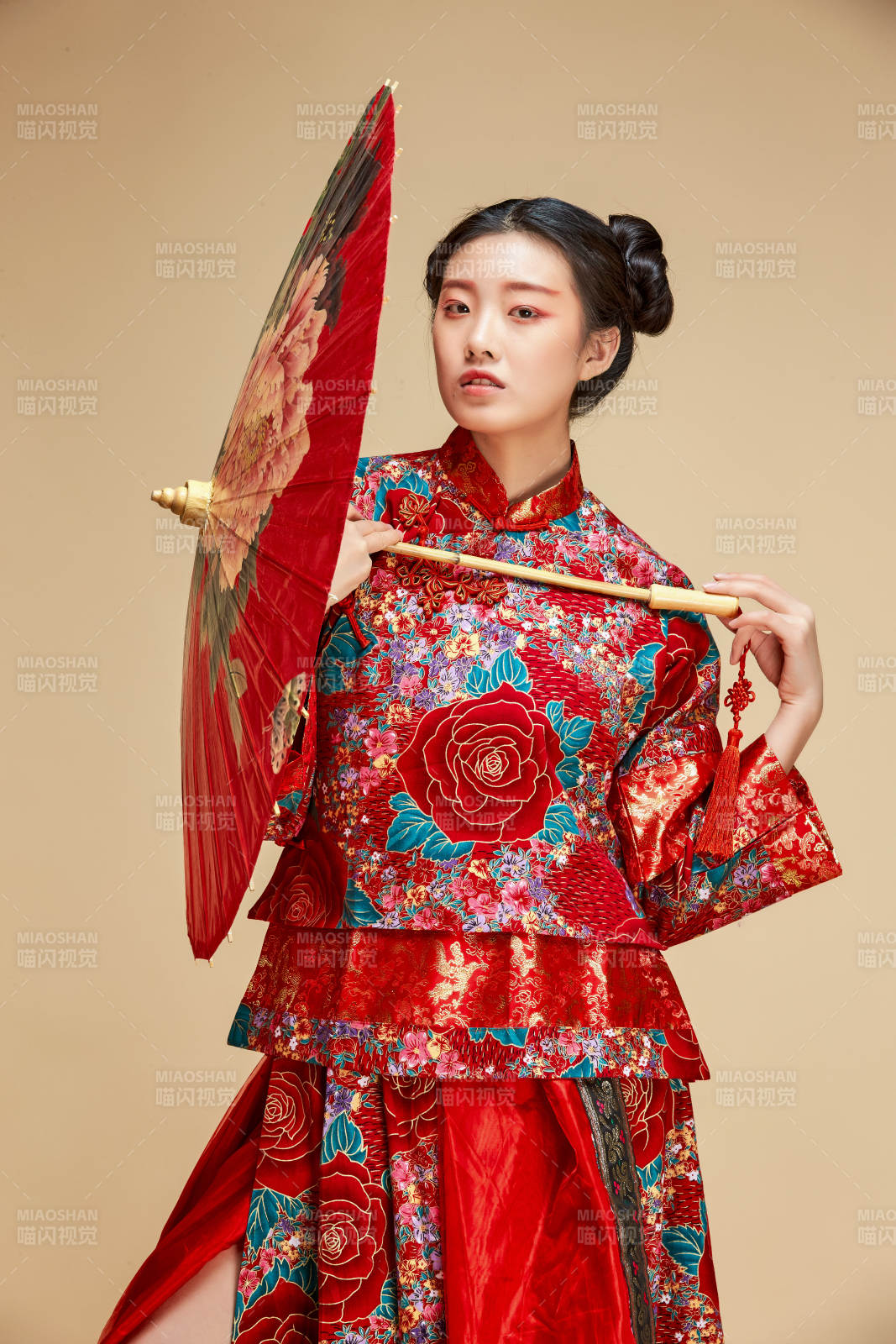 身穿中国秀禾服手撑油纸伞的亚洲女性模特图片