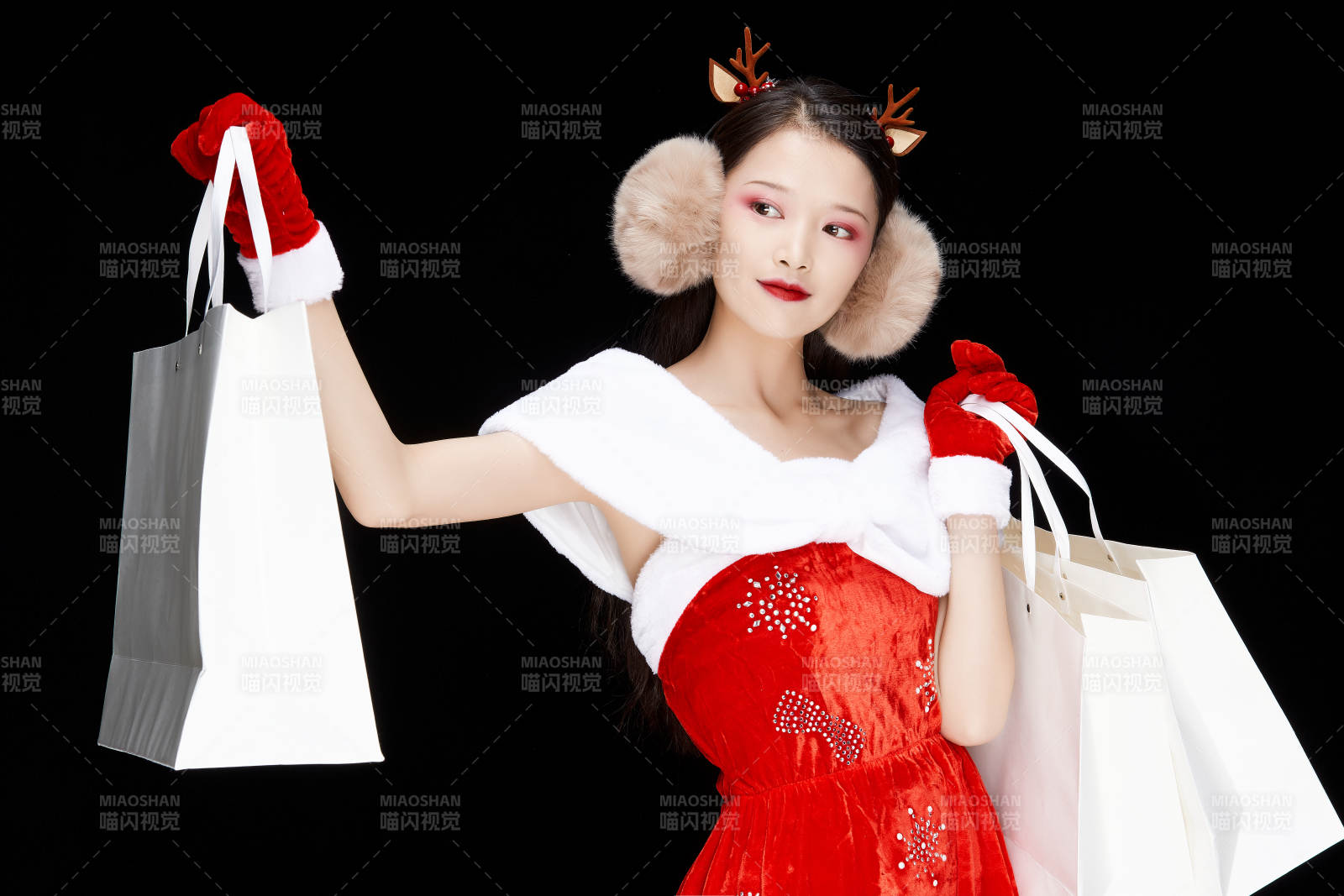 身穿圣诞服饰手提购物袋性感可爱的圣诞女郎图片