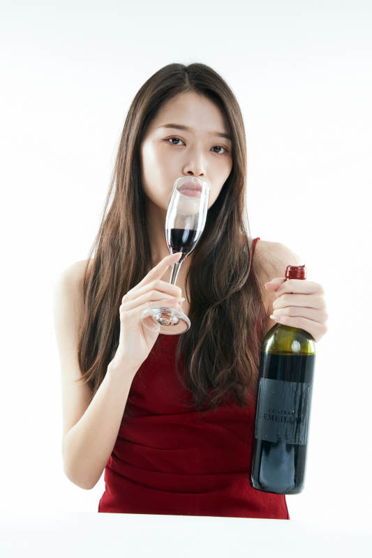 独自品尝红酒的亚洲女性图片