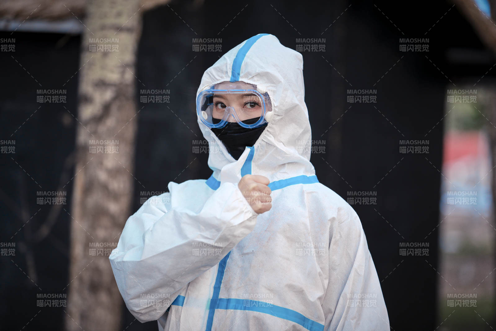 穿白色防护服佩戴护目镜口罩的女性防护人员图片