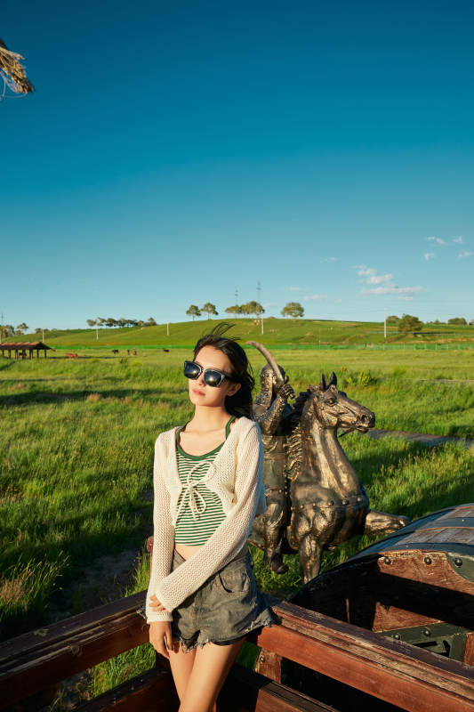草原湿地公园游玩拍照的亚洲少女图片