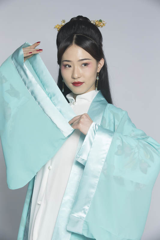 汉服风韵人像棚拍汉服少女图片