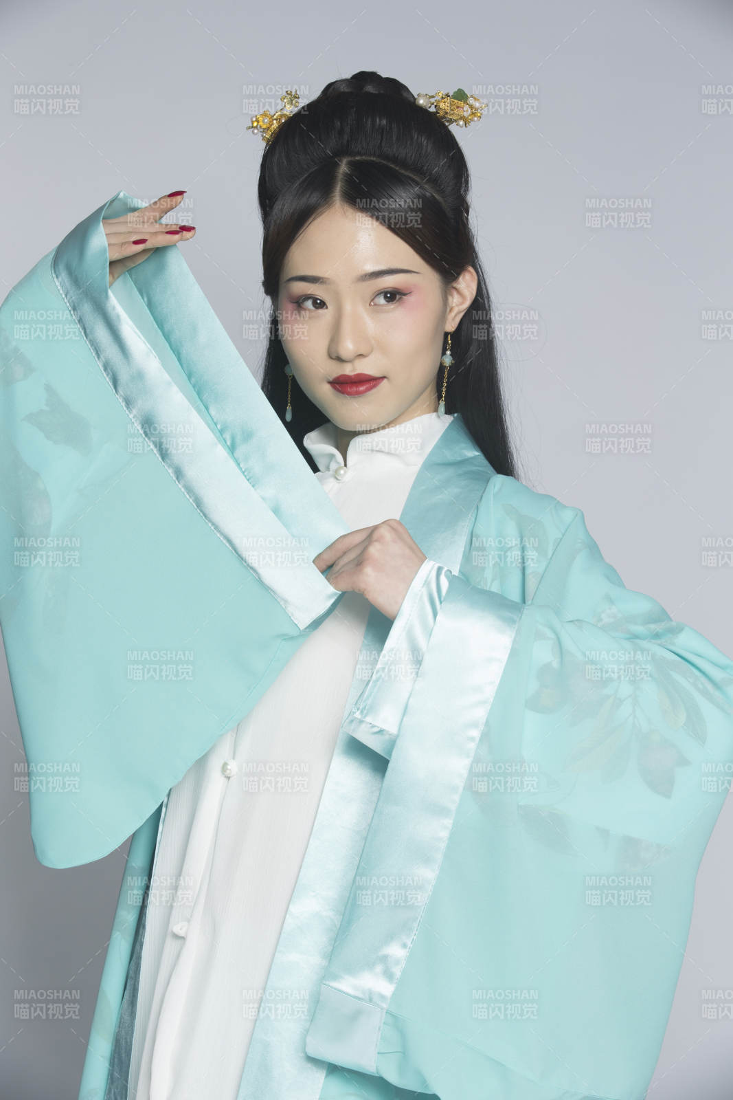 汉服风韵人像棚拍汉服少女图片