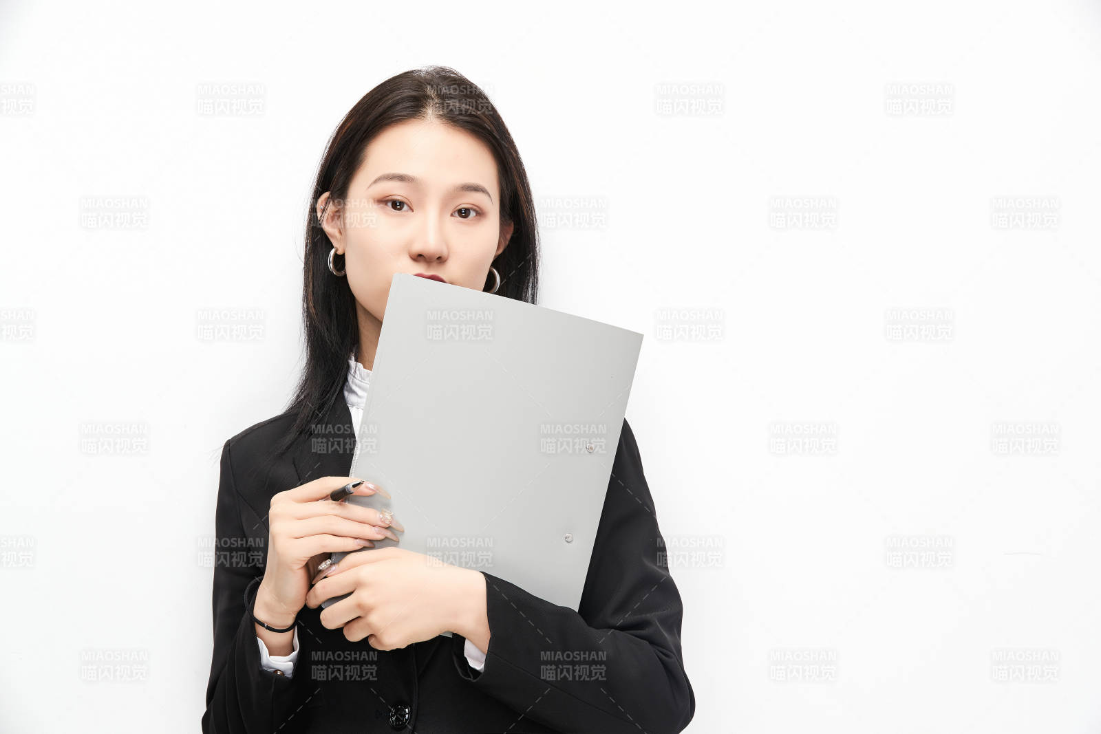 身穿西服拿着文件夹的美丽商务女士图片