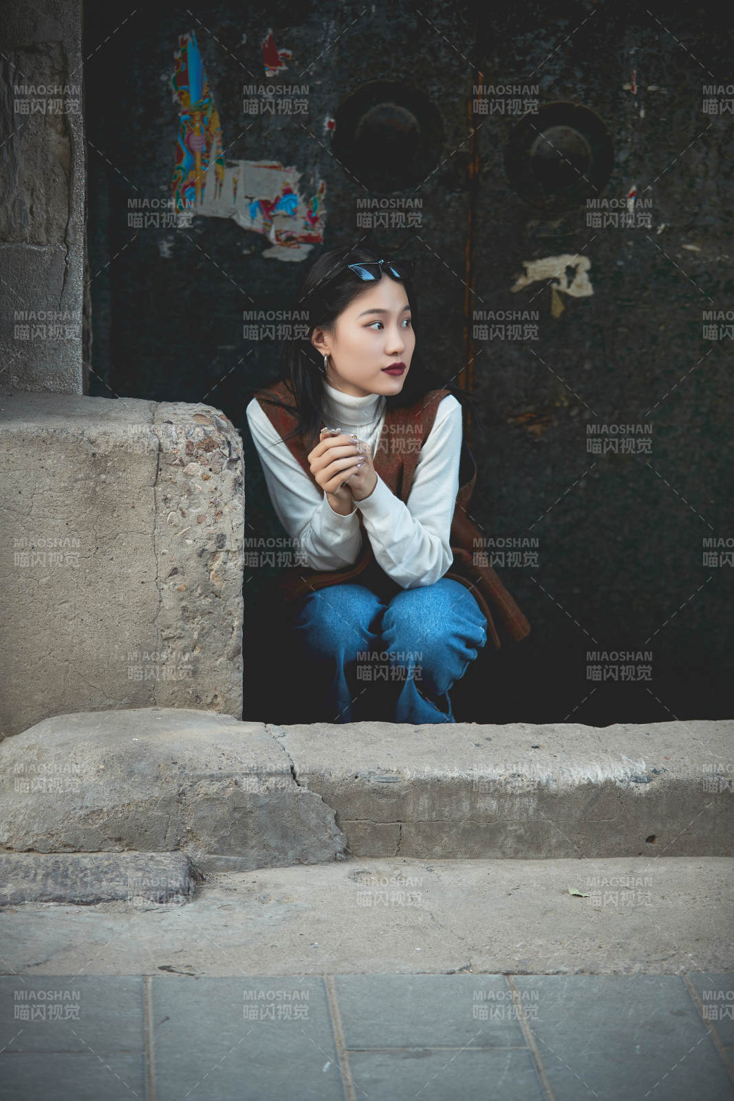 老旧城区里穿着复古港风的美丽清纯少女图片