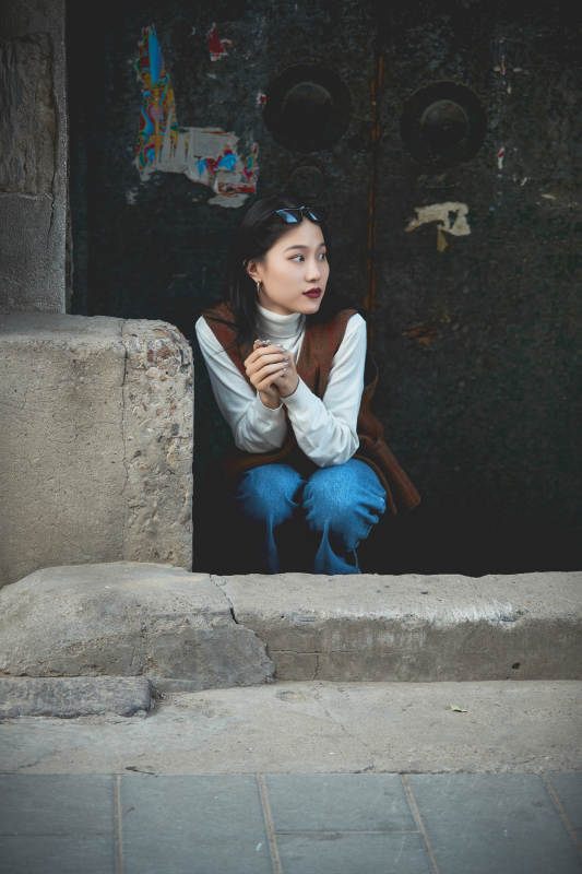 老旧城区里穿着复古港风的美丽清纯少女图片