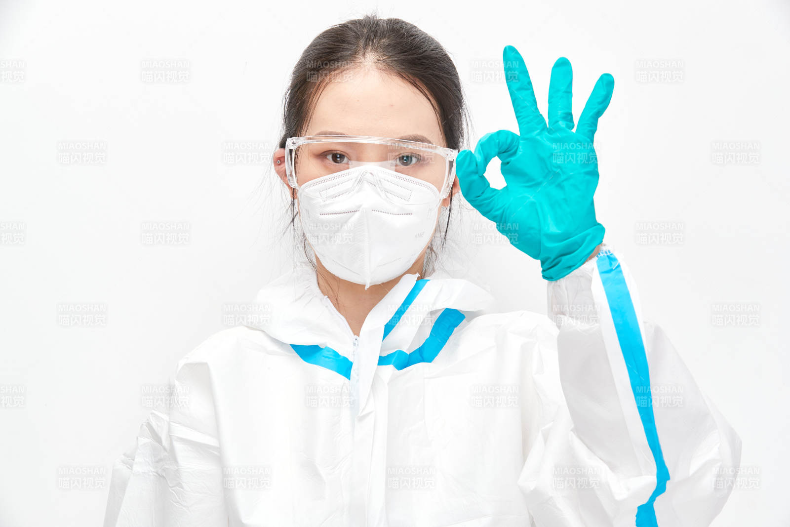 穿白色防护服佩戴护目镜口罩的女性医疗人员图片