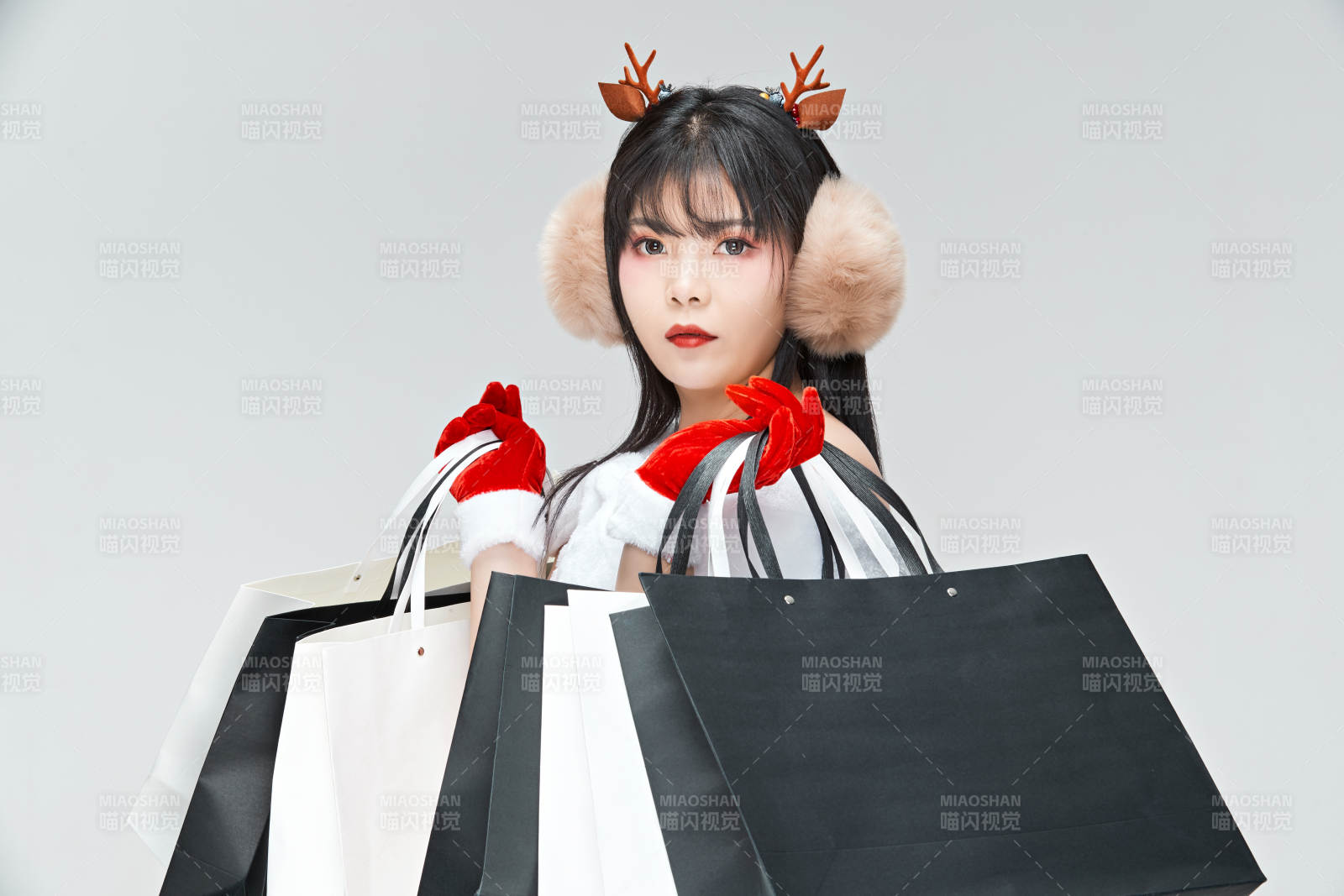 身穿圣诞服饰手提购物袋性感可爱的圣诞女郎图片