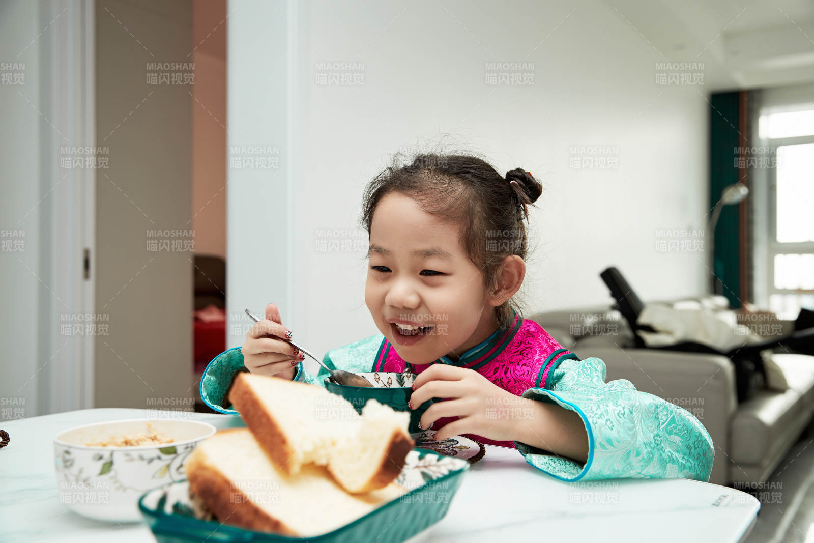 在家玩耍的亚洲小女孩图片