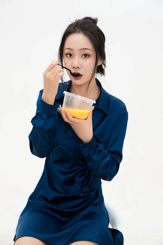 大吃特吃的亚洲可爱少女人像图片