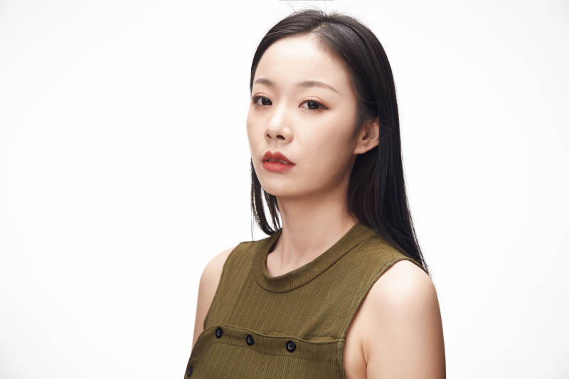 亚洲美女面部特写化妆护肤图片