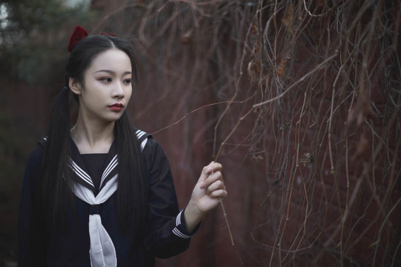 日系户外公园穿jk校服的少女图片