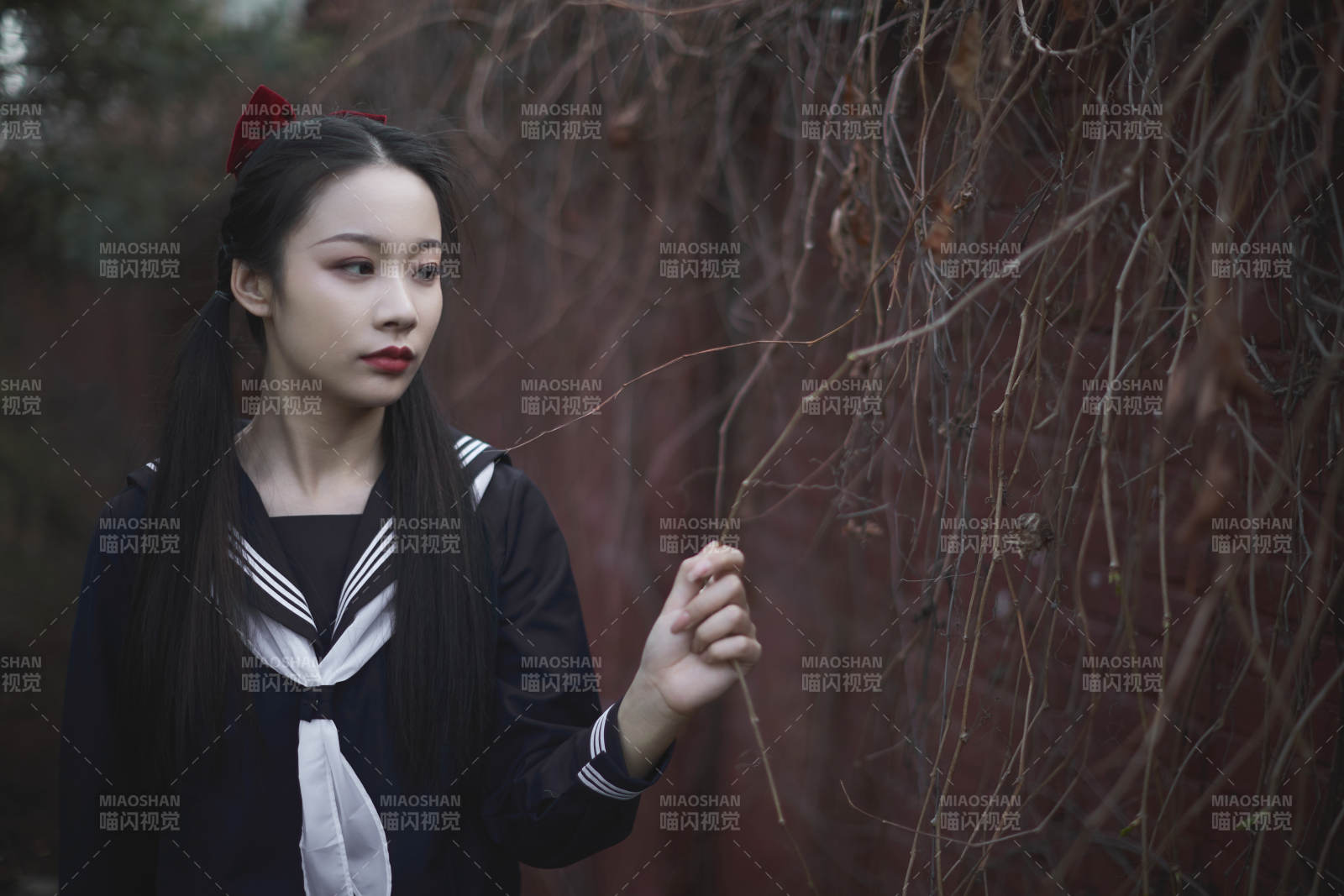 日系户外公园穿jk校服的少女图片