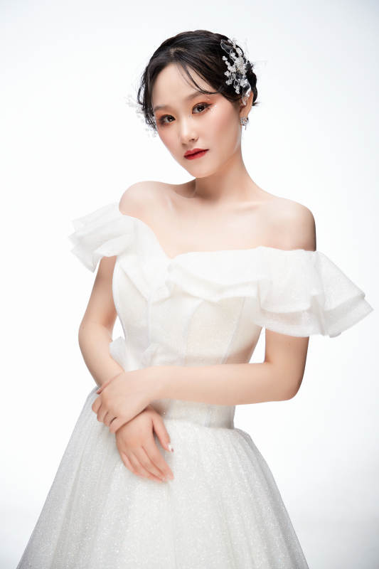 女性婚纱妆面图片