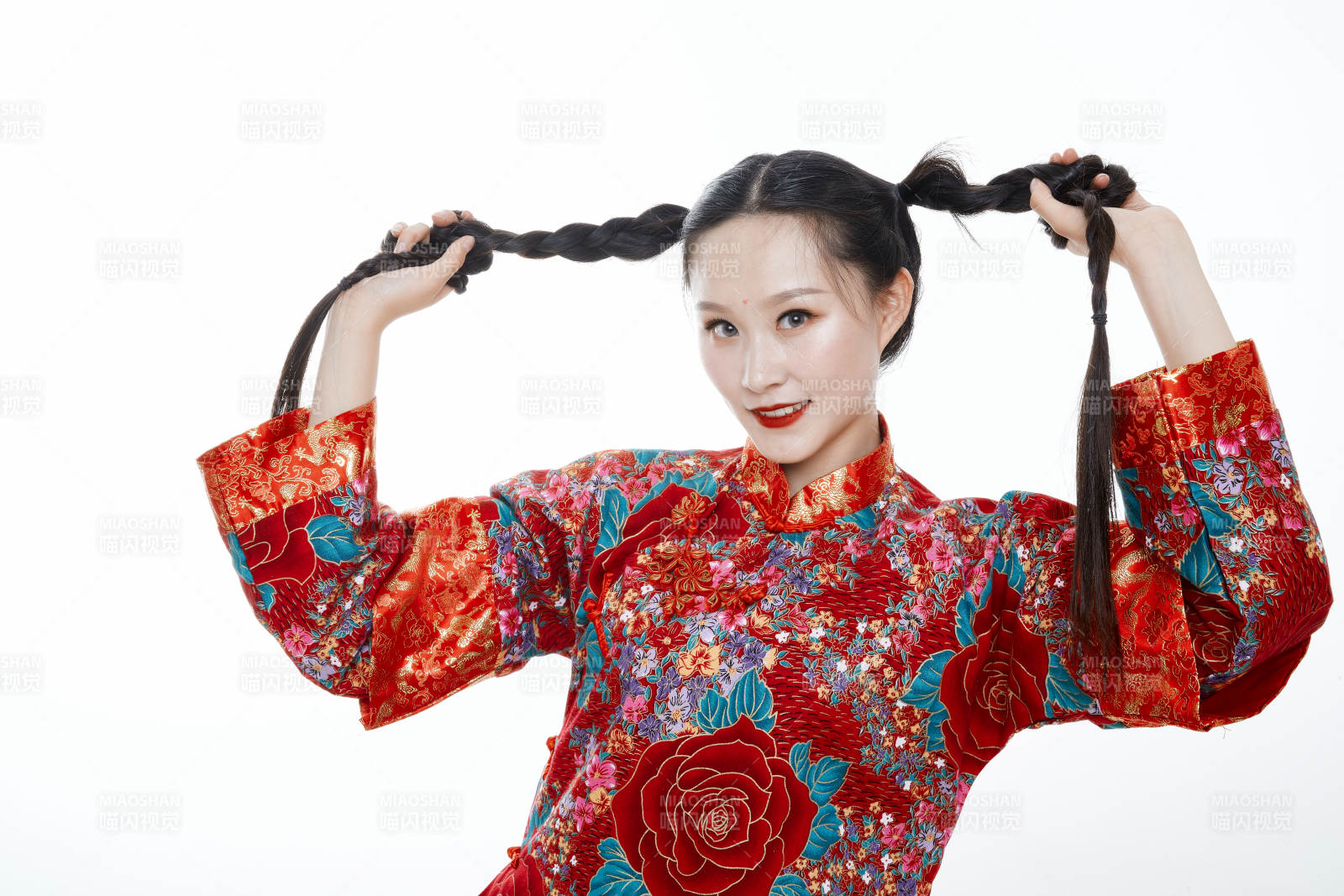 身穿中国传统服饰的青年女性图片