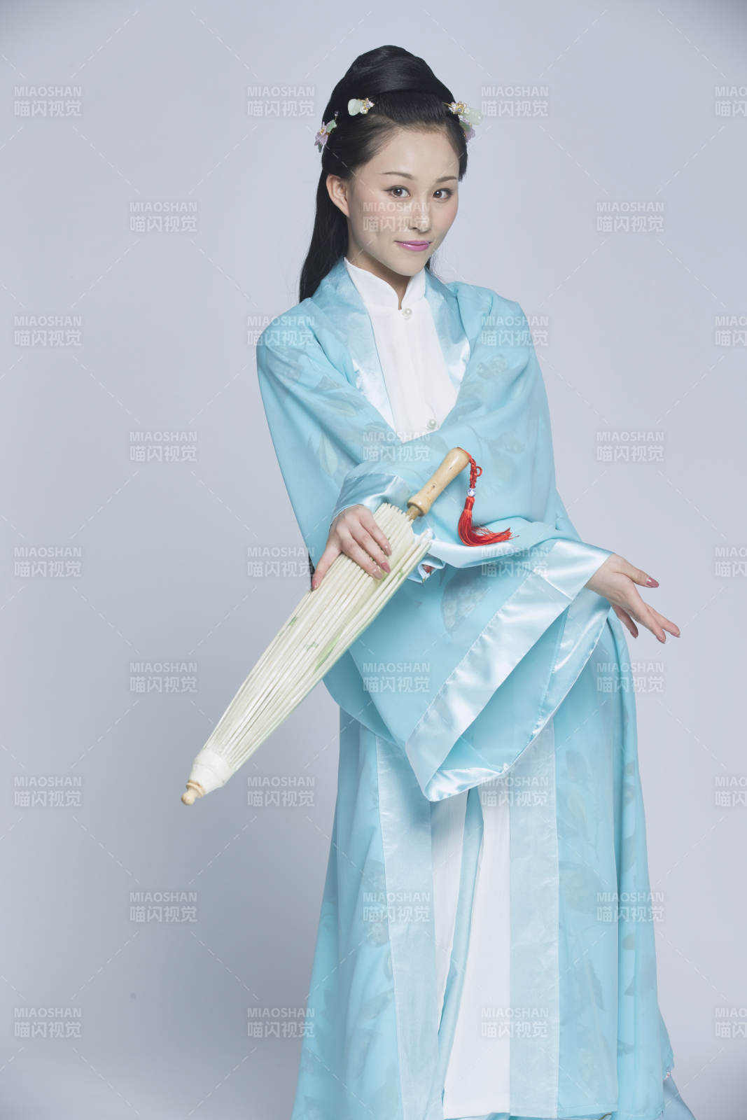 身穿古装的汉服女性人像汉服影棚拍摄图片