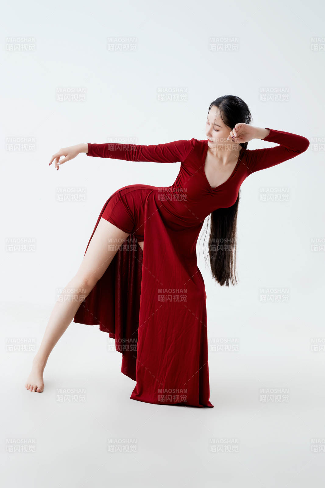 穿着红色长裙翩翩起舞的少女图片