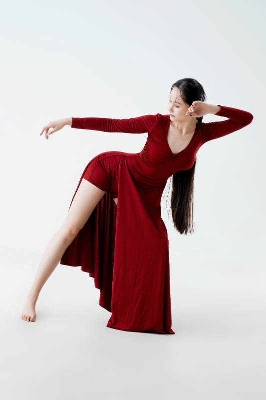 穿着红色长裙翩翩起舞的少女图片