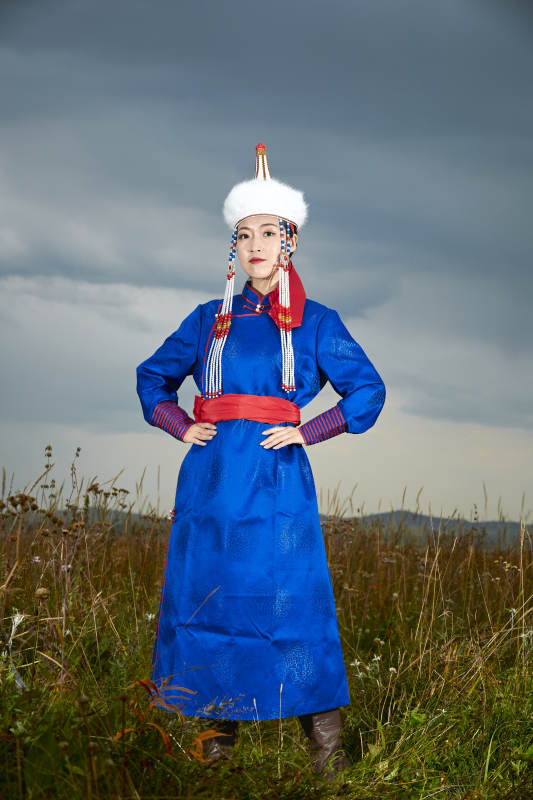 草原上身穿豪华蒙古族服饰的蒙族少女图片