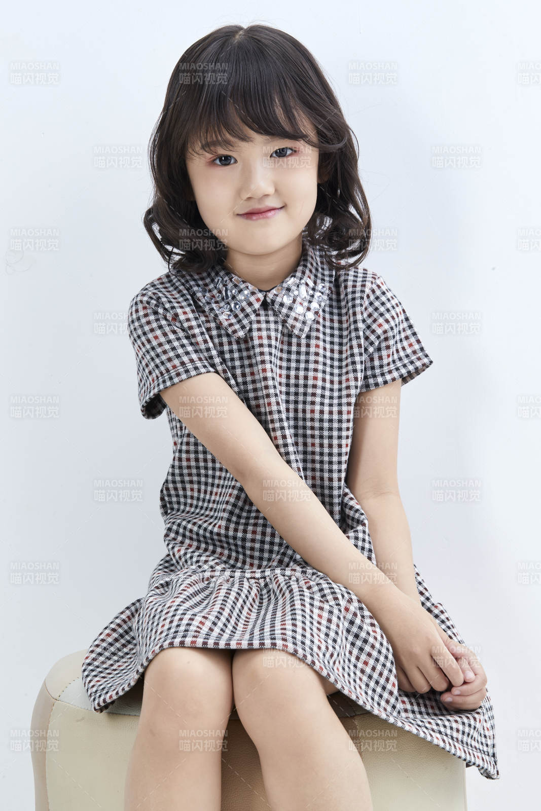 白色色背景的可爱的亚洲小女孩儿童图片