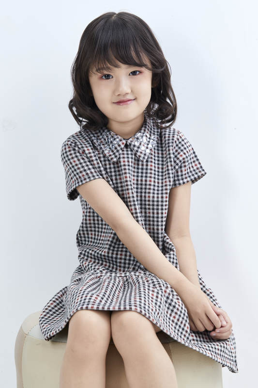 白色色背景的可爱的亚洲小女孩儿童图片